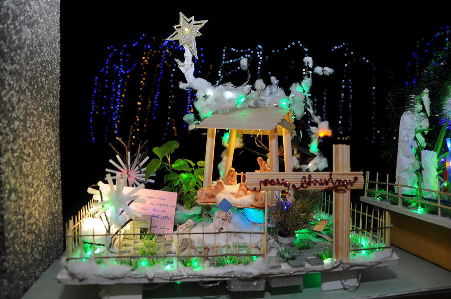 Hang đá giáng sinh, chuẩn bị đón mừng CHúa. 