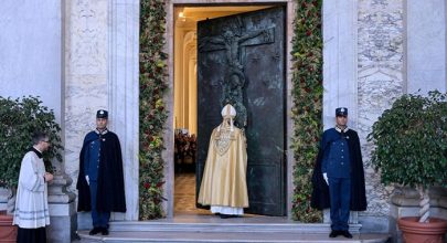 Đóng Cửa Thánh tại Vương Cung Thánh Đường Latêranô.